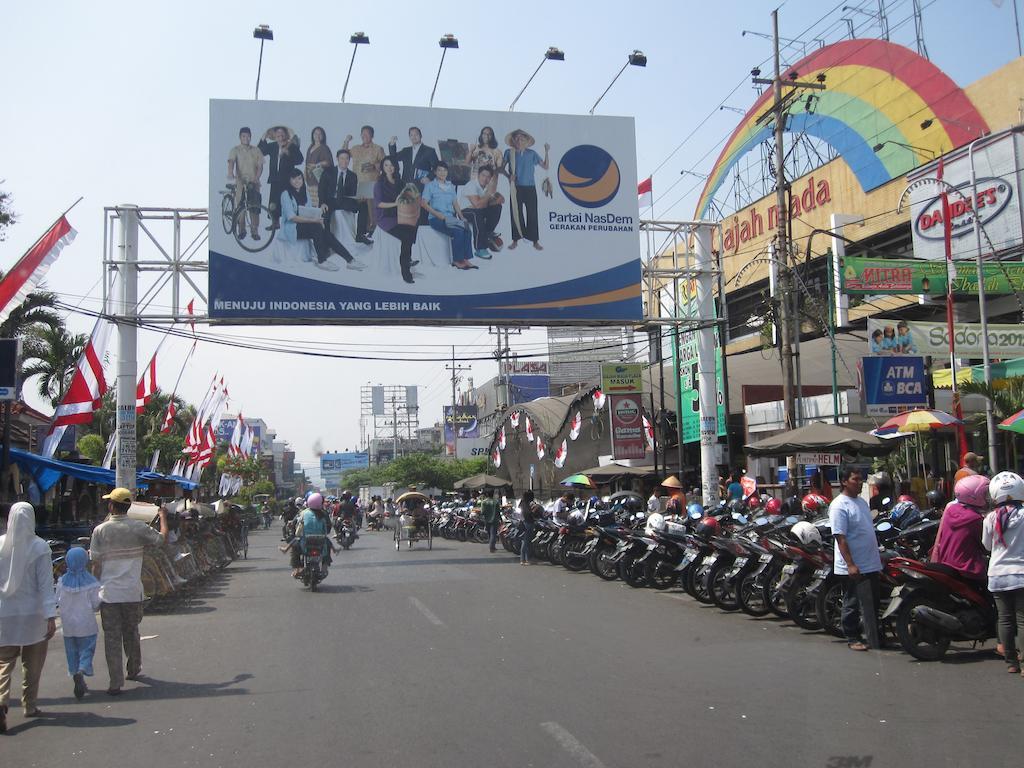 Hotel Santosa Malang Esterno foto